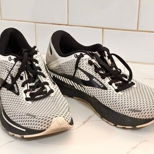 Brooks Women's Adrenaline GTS 22 Black/White Sneakers